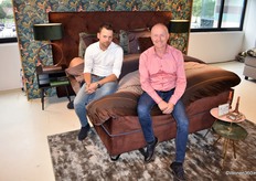 Stefan Fortuin en Ronald Slooter (rechts) poseren op een van de nieuwe boxsprings van Ultima Bedden.